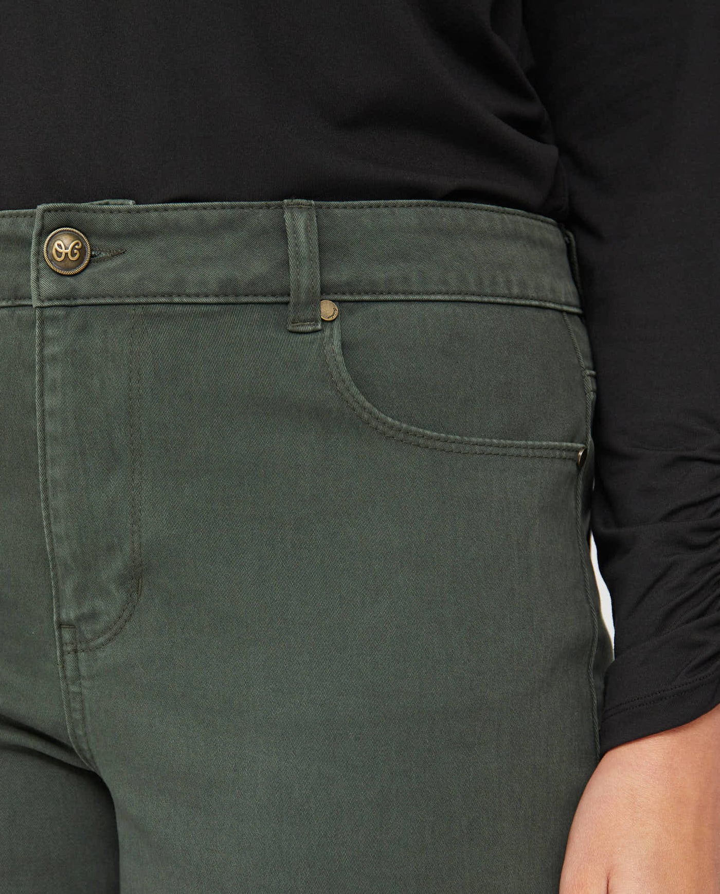 PANTALON BAJO EVASE CON BOLSILLO EFECTO SUEDE VERDE MUSGO