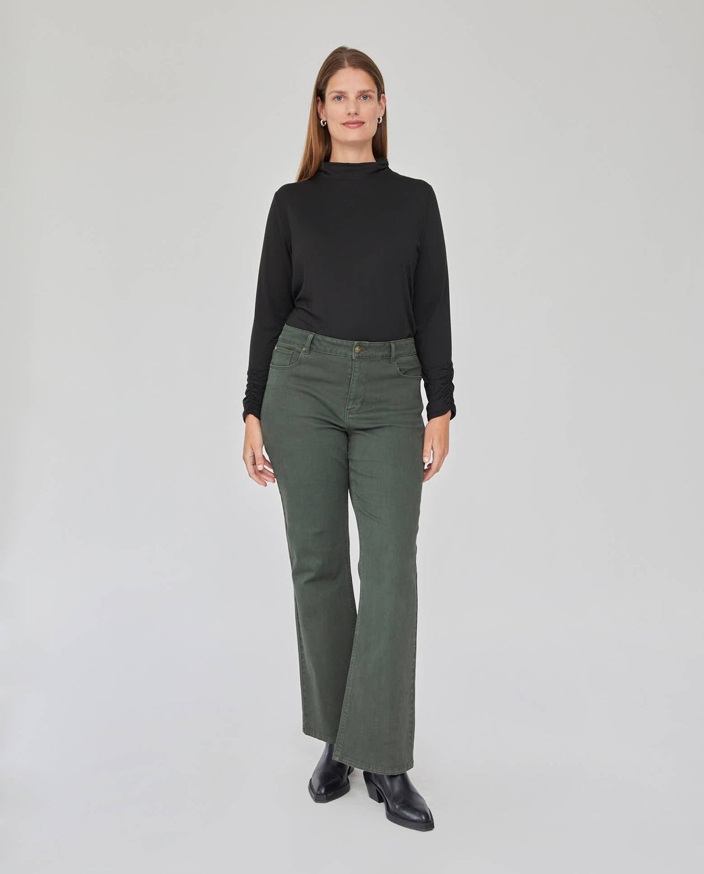 PANTALON BAJO EVASE CON BOLSILLO EFECTO SUEDE VERDE MUSGO