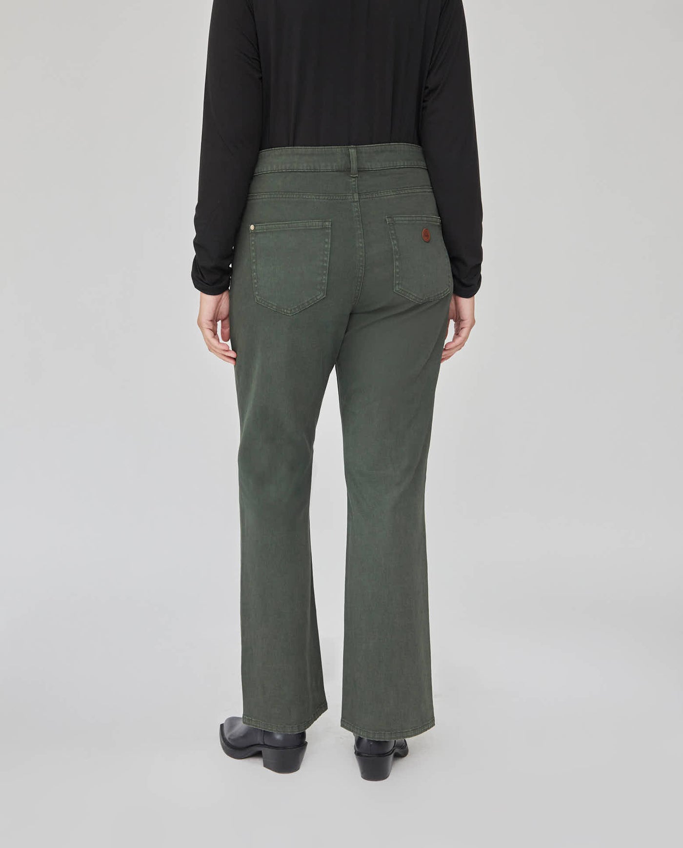 PANTALON BAJO EVASE CON BOLSILLO EFECTO SUEDE VERDE MUSGO