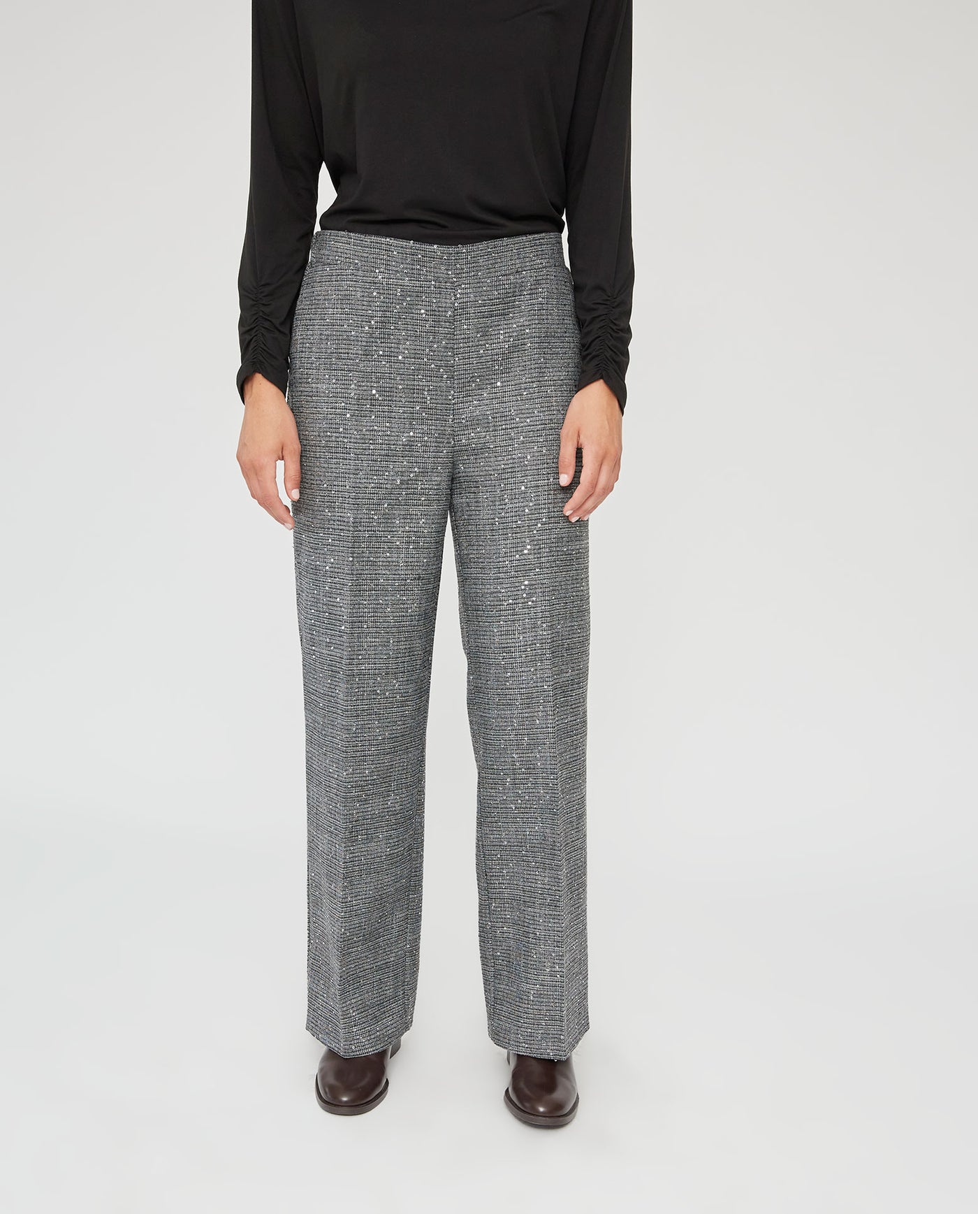 PANTALON RECTO DE CUADROS CON LENTEJUELAS  GRIS