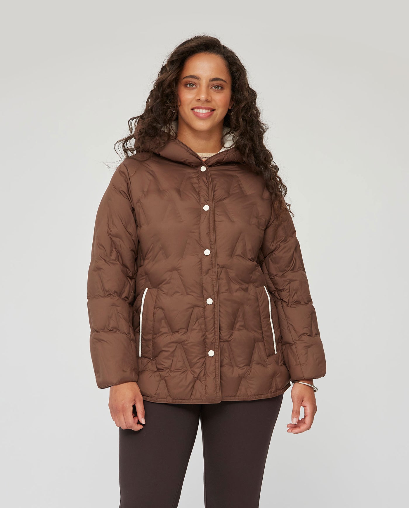 PARKA ACOLCHADA CON CAPUCHA MARRÓN