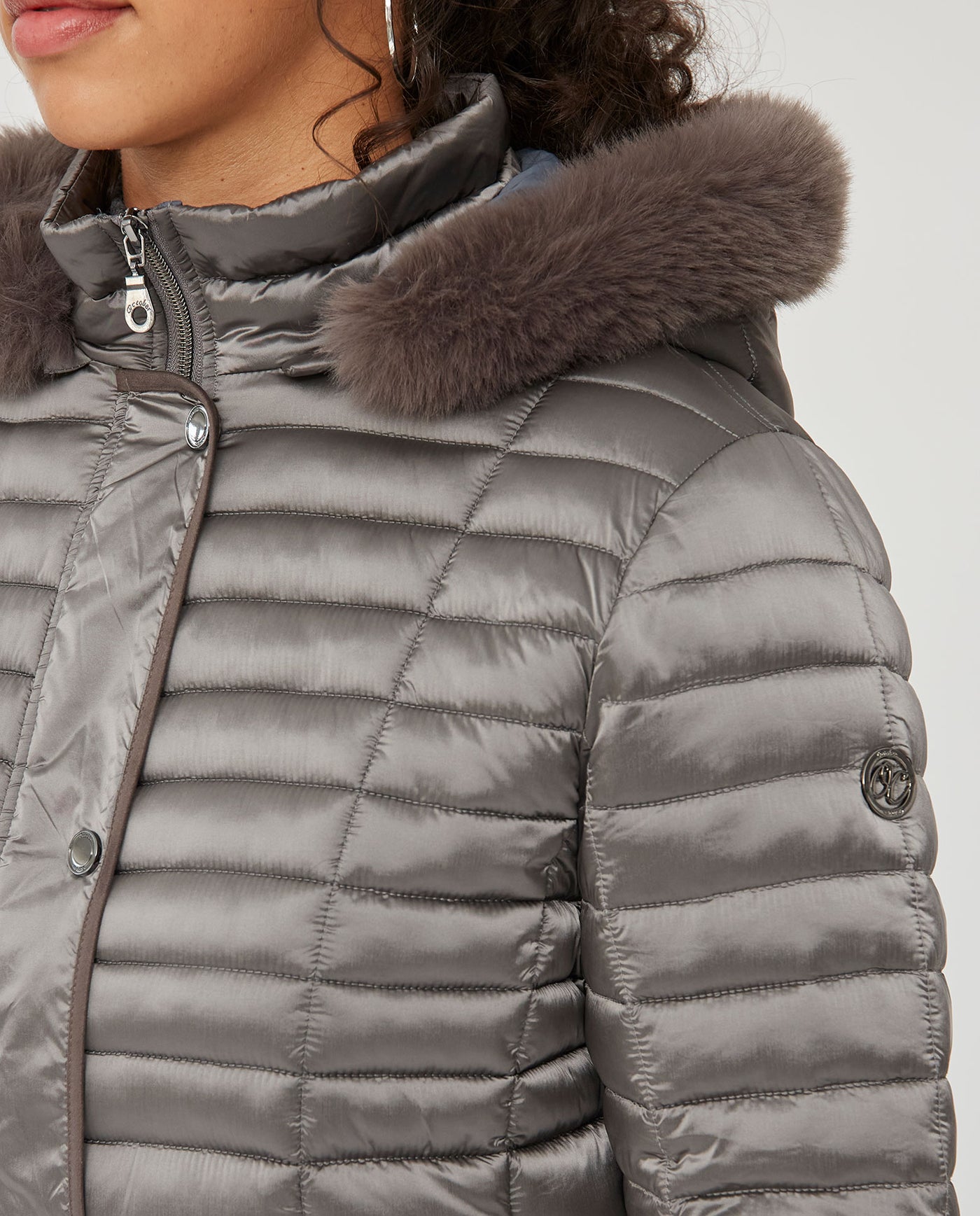 PARKA ACOLCHADA CON VIVOS EN CONTRASTE  GRIS