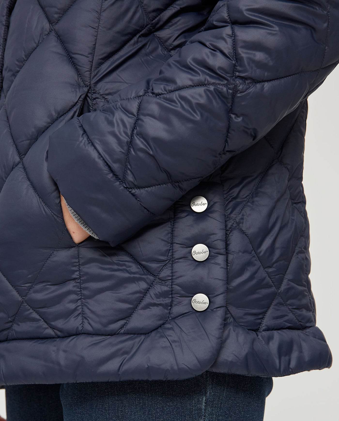 PARKA CORTA Y MANGA LARGA CON CAPUCHA Y CIERRE CON BOTONES AZUL OSCURO
