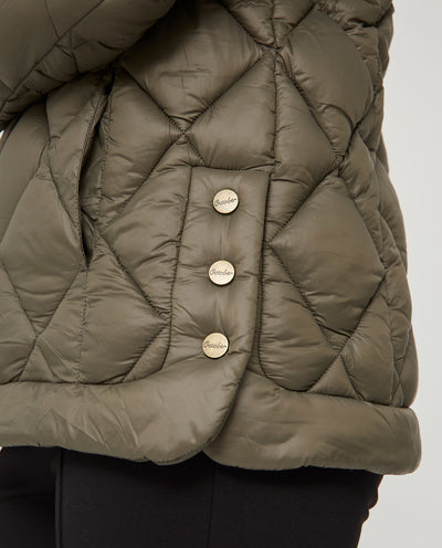 PARKA CORTA Y MANGA LARGA CON CAPUCHA Y CIERRE CON BOTONES VERDE