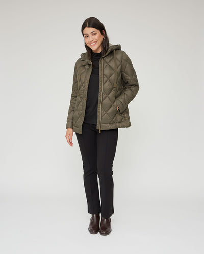 PARKA CORTA Y MANGA LARGA CON CAPUCHA Y CIERRE CON BOTONES VERDE