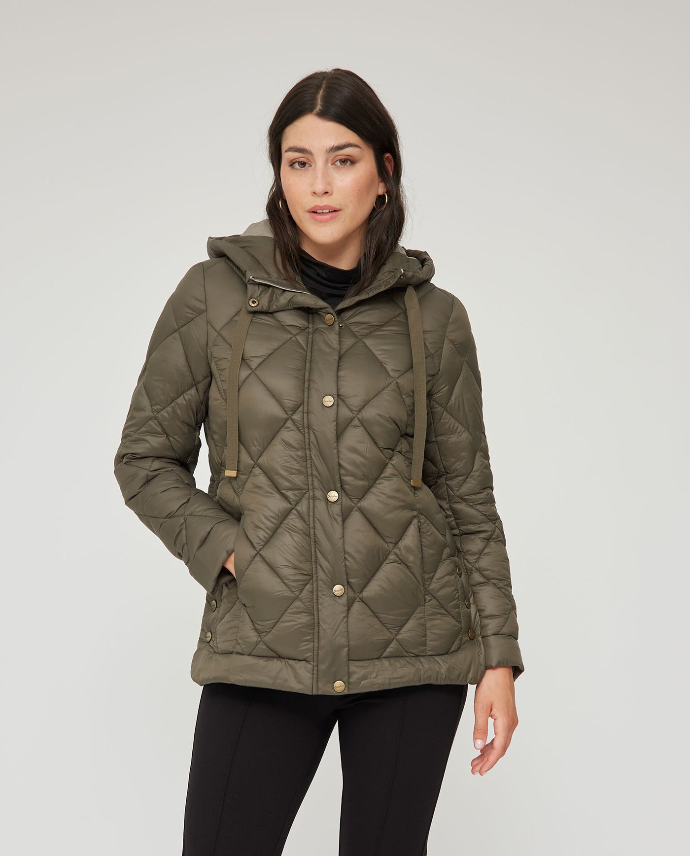 PARKA CORTA Y MANGA LARGA CON CAPUCHA Y CIERRE CON BOTONES VERDE