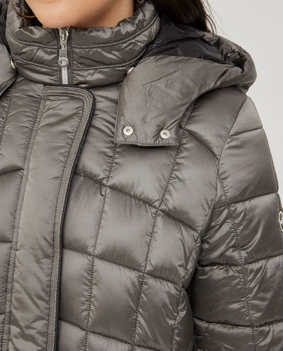 PARKA LARGA ACOLCHADA CON ACABADOS METALICOS EFECTO CADENETA GRIS