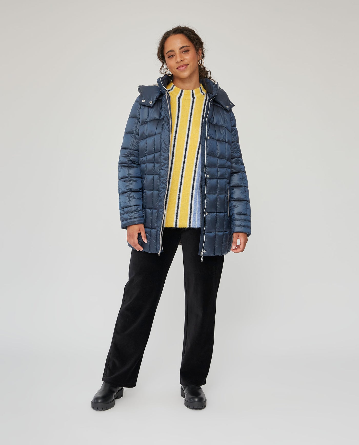 PARKA LARGA ACOLCHADA CON ACABADOS METALICOS EFECTO CADENETA AZUL