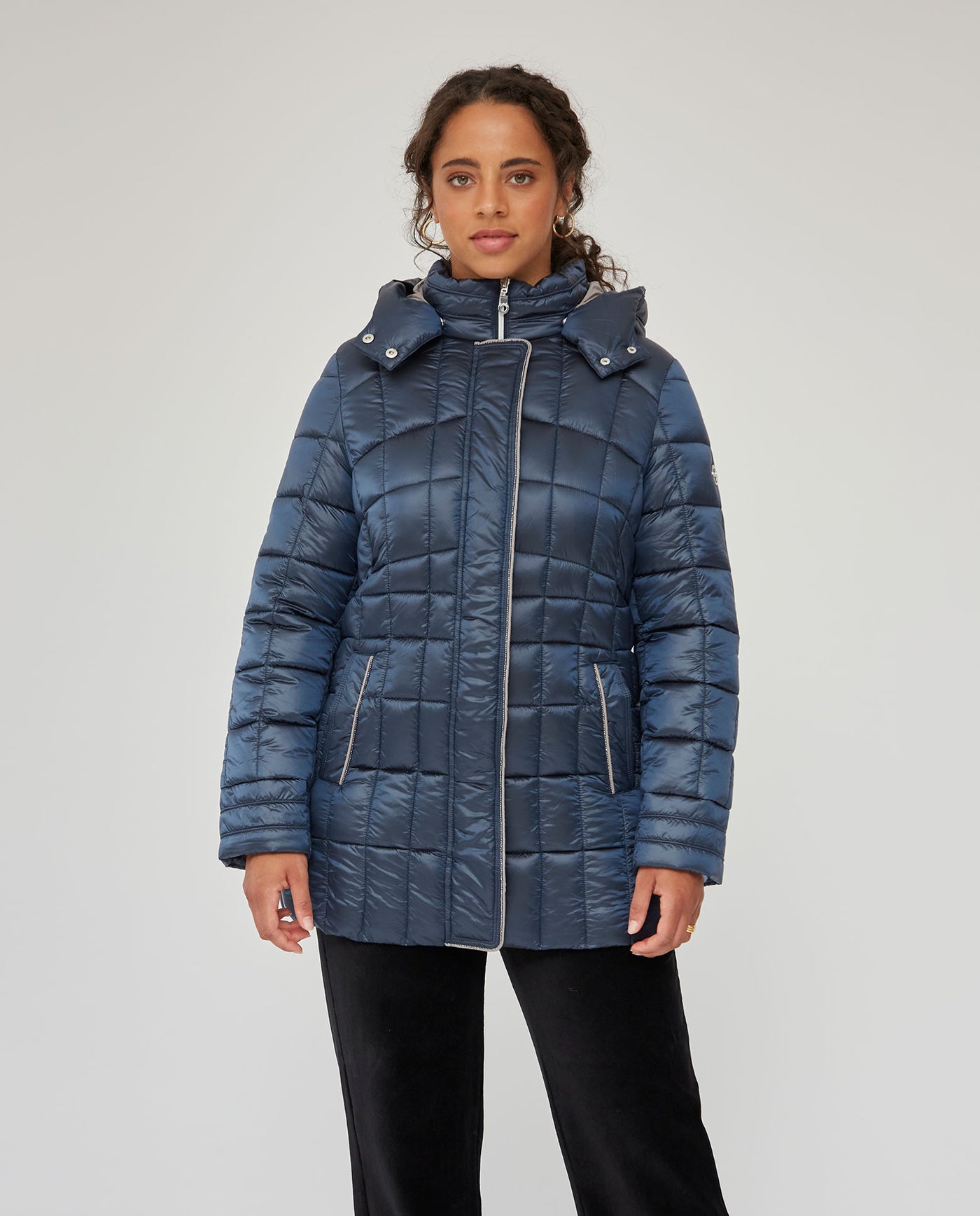 PARKA LARGA ACOLCHADA CON ACABADOS METALICOS EFECTO CADENETA AZUL