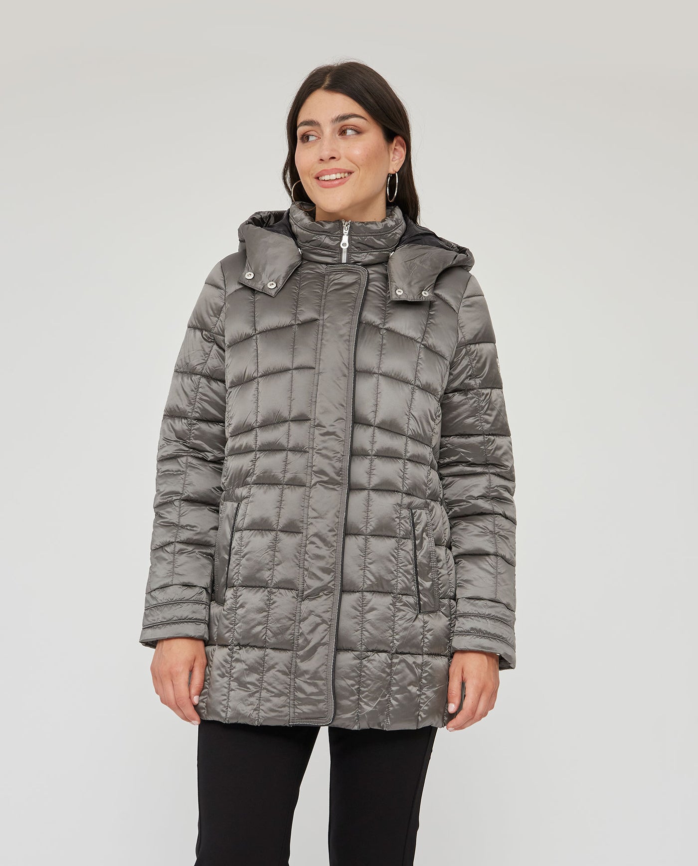PARKA LARGA ACOLCHADA CON ACABADOS METALICOS EFECTO CADENETA GRIS