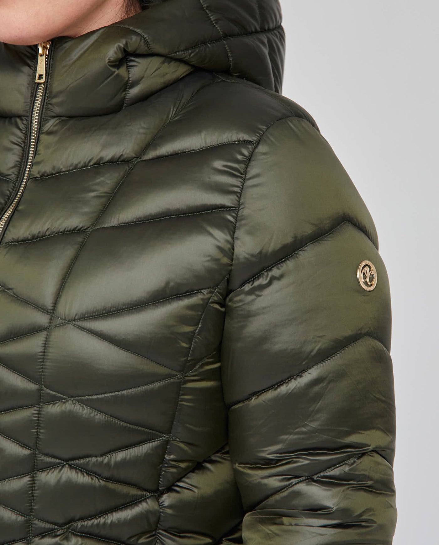 PARKA LARGA ACOLCHADA CON DOBLE CUELLO VERDE