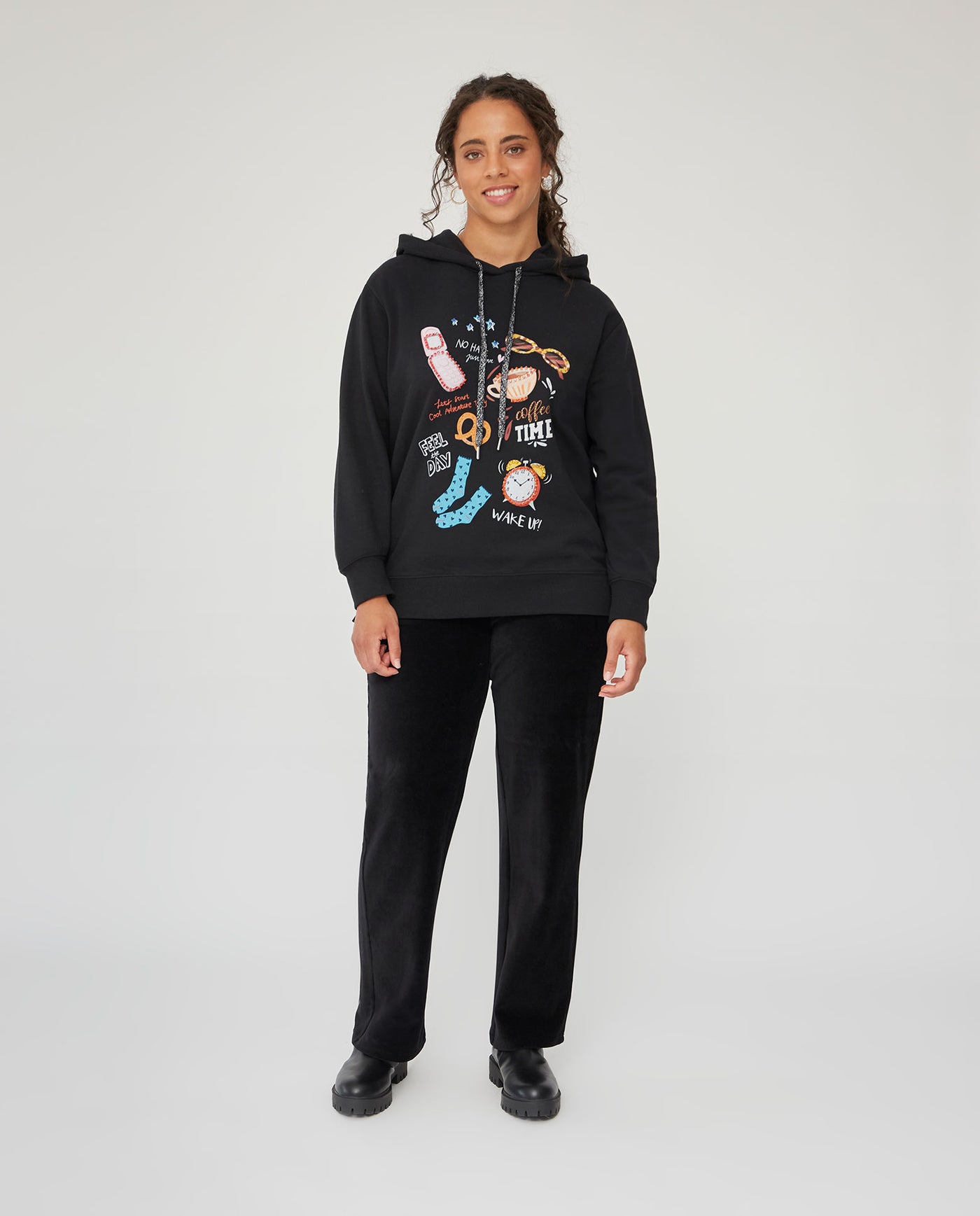 SUDADERA ESTAMPADA CON CAPUCHA Y JOYAS NEGRO