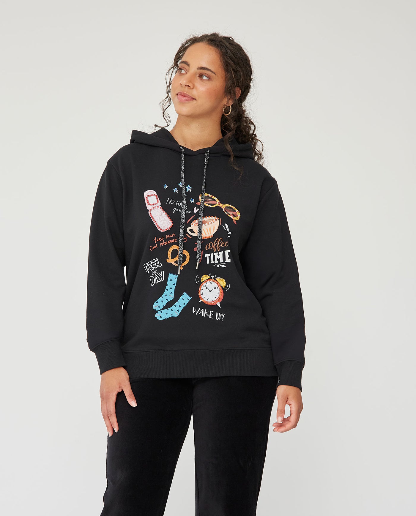 SUDADERA ESTAMPADA CON CAPUCHA Y JOYAS NEGRO