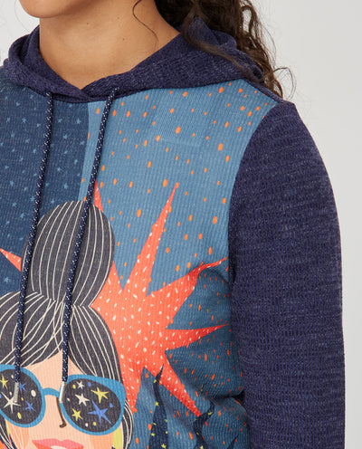 SUETER CAPUCHA CON ESTAMPADO CHICA AZUL OSCURO