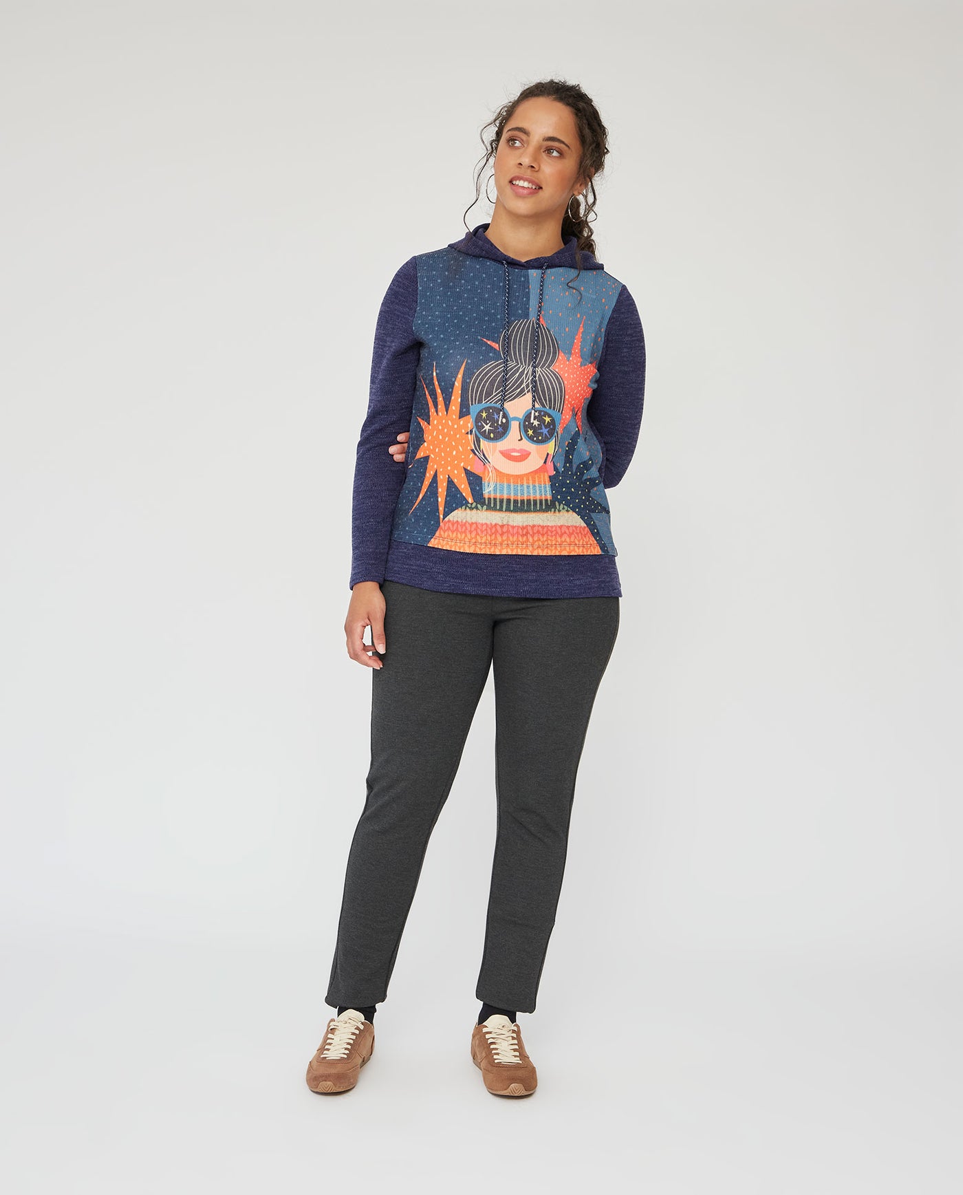 SUETER CAPUCHA CON ESTAMPADO CHICA AZUL OSCURO