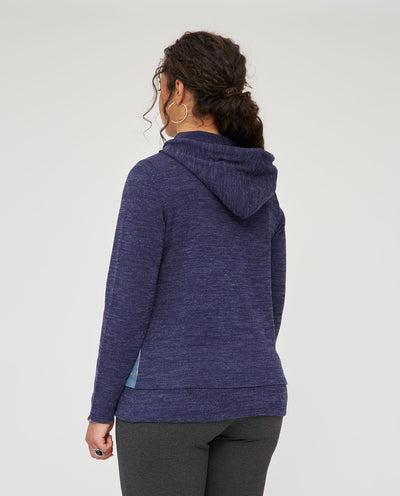SUETER CAPUCHA CON ESTAMPADO CHICA AZUL OSCURO