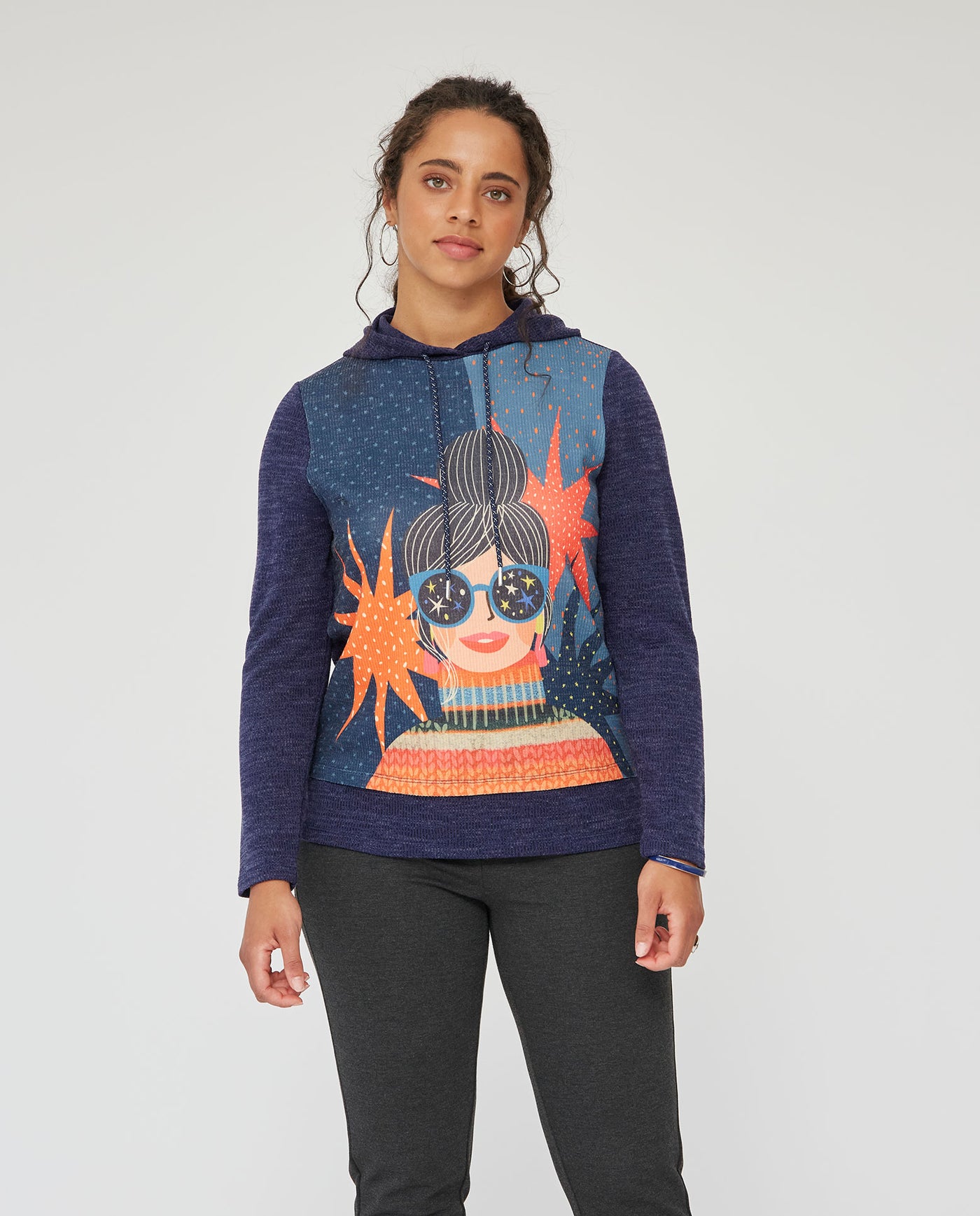 SUETER CAPUCHA CON ESTAMPADO CHICA AZUL OSCURO