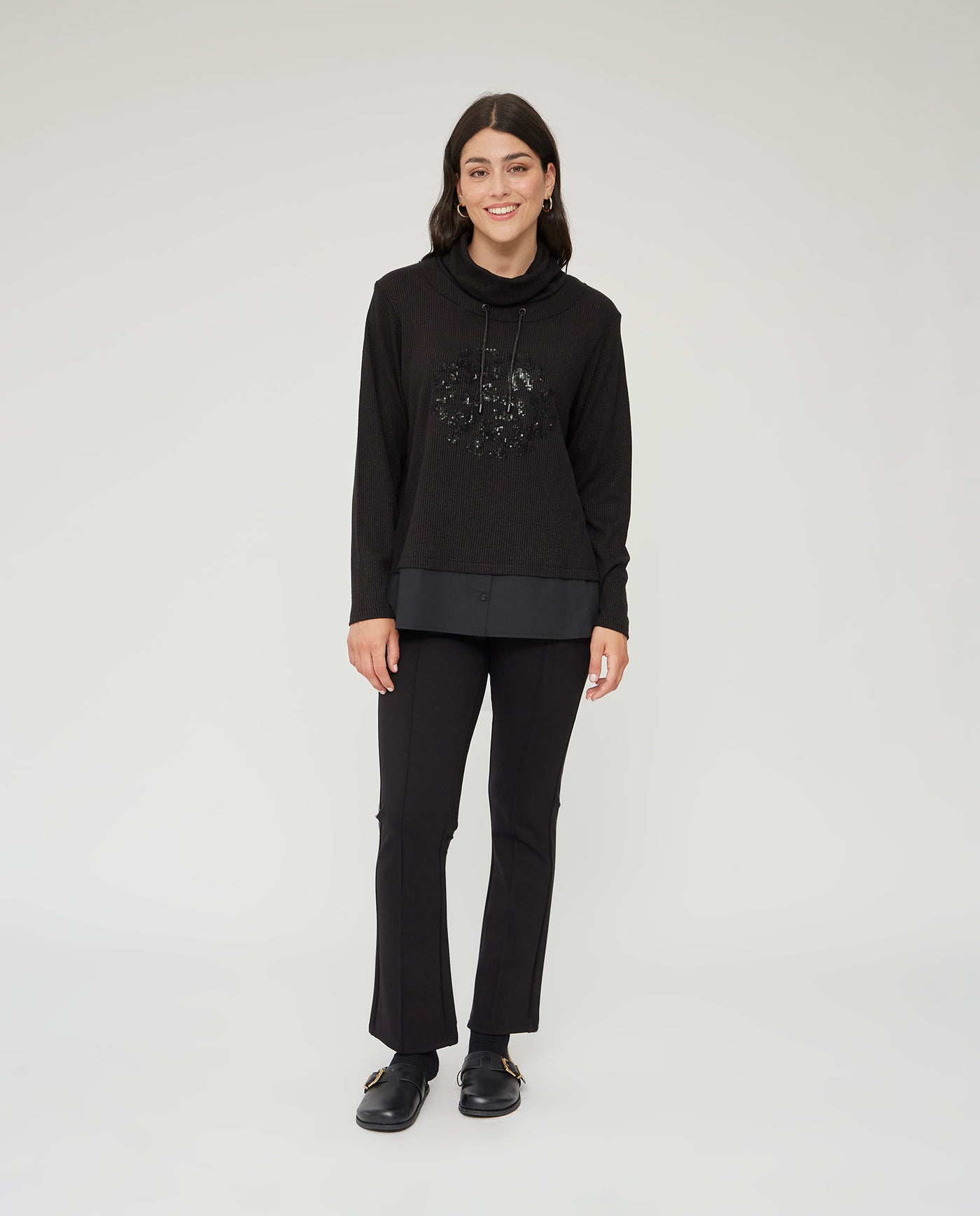 SUETER CON BORDADO Y LENTEJUELAS NEGRO