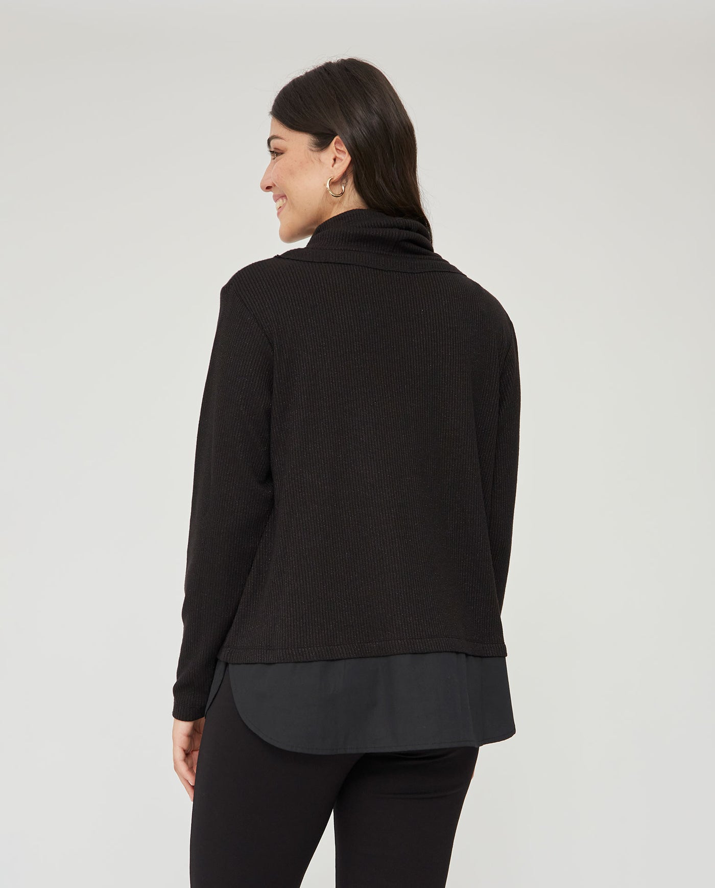 SUETER CON BORDADO Y LENTEJUELAS NEGRO