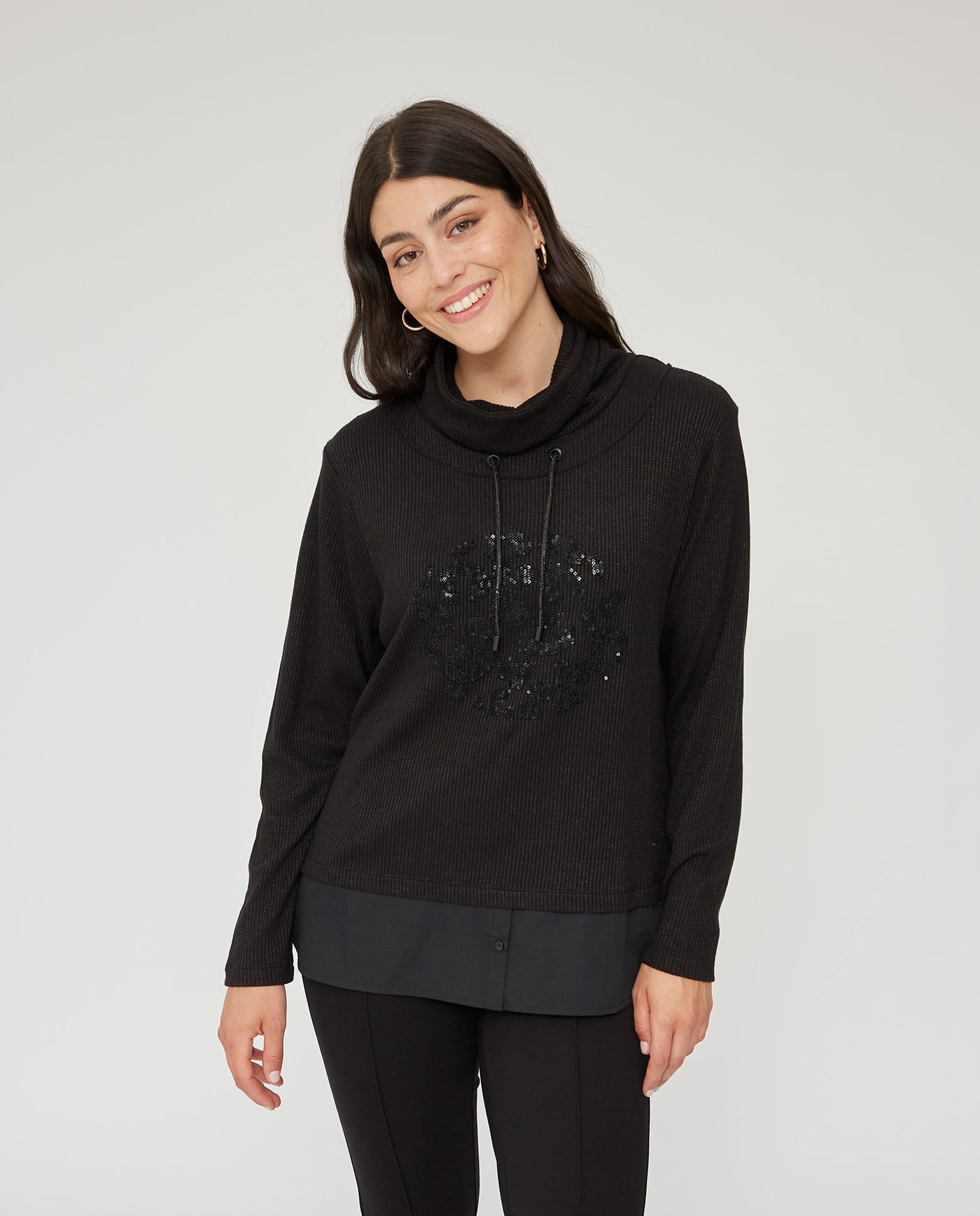 SUETER CON BORDADO Y LENTEJUELAS NEGRO