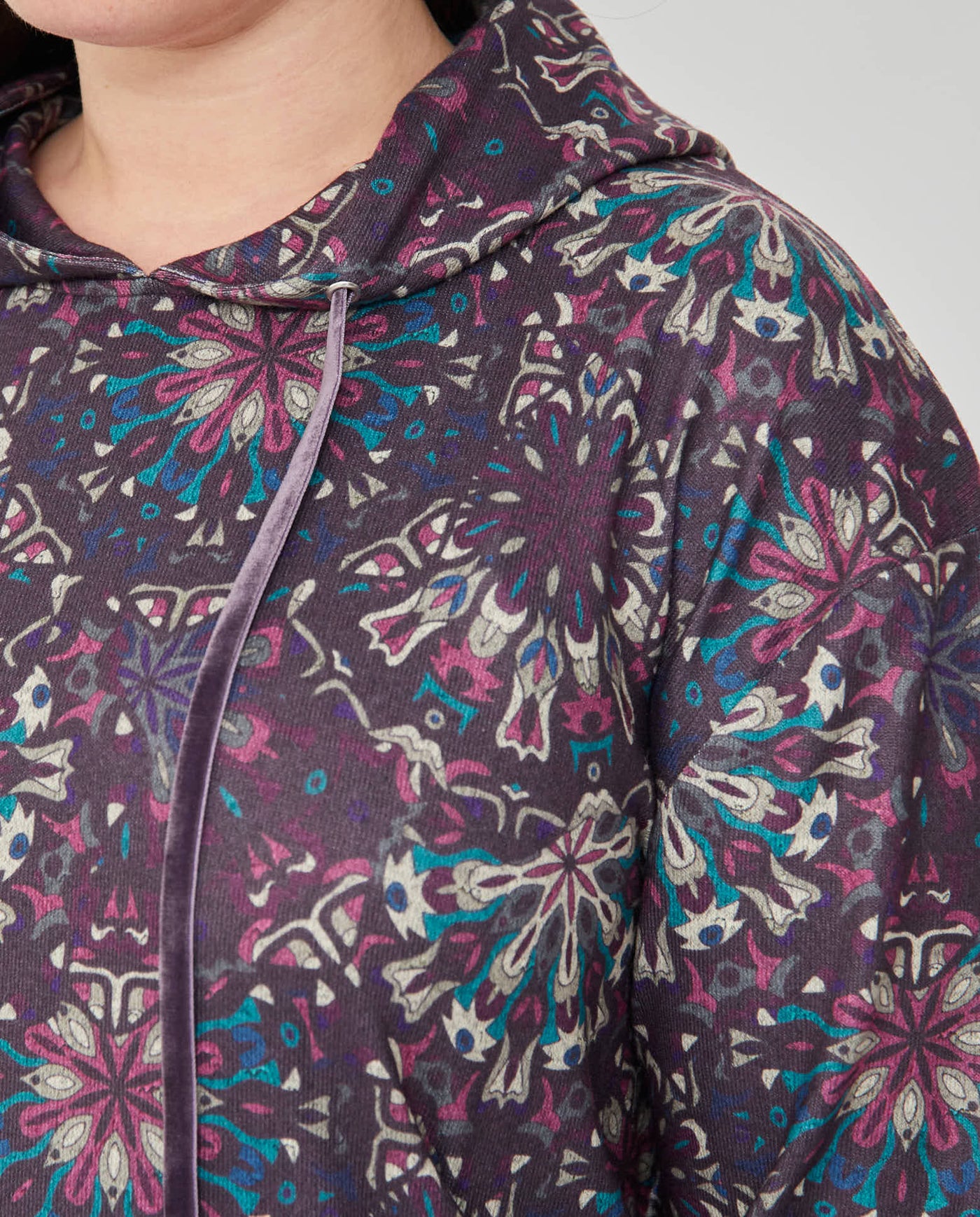 SUETER CON CAPUCHA Y MANGA LARGA ESTAMPADA VIOLETA