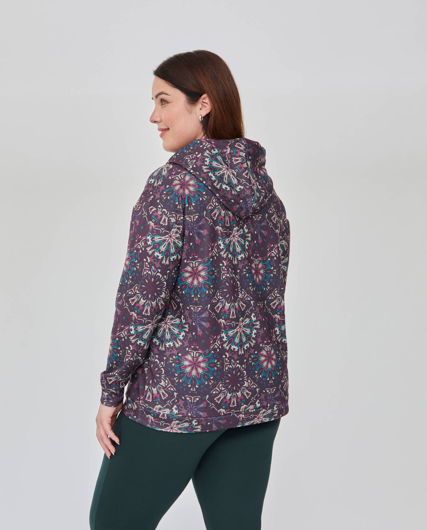 SUETER CON CAPUCHA Y MANGA LARGA ESTAMPADA VIOLETA