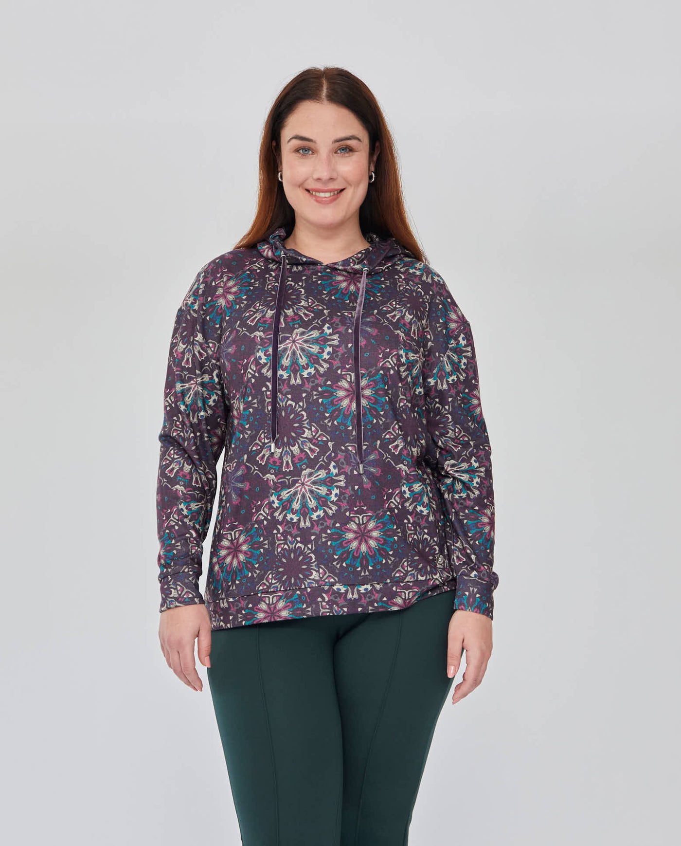 SUETER CON CAPUCHA Y MANGA LARGA ESTAMPADA VIOLETA