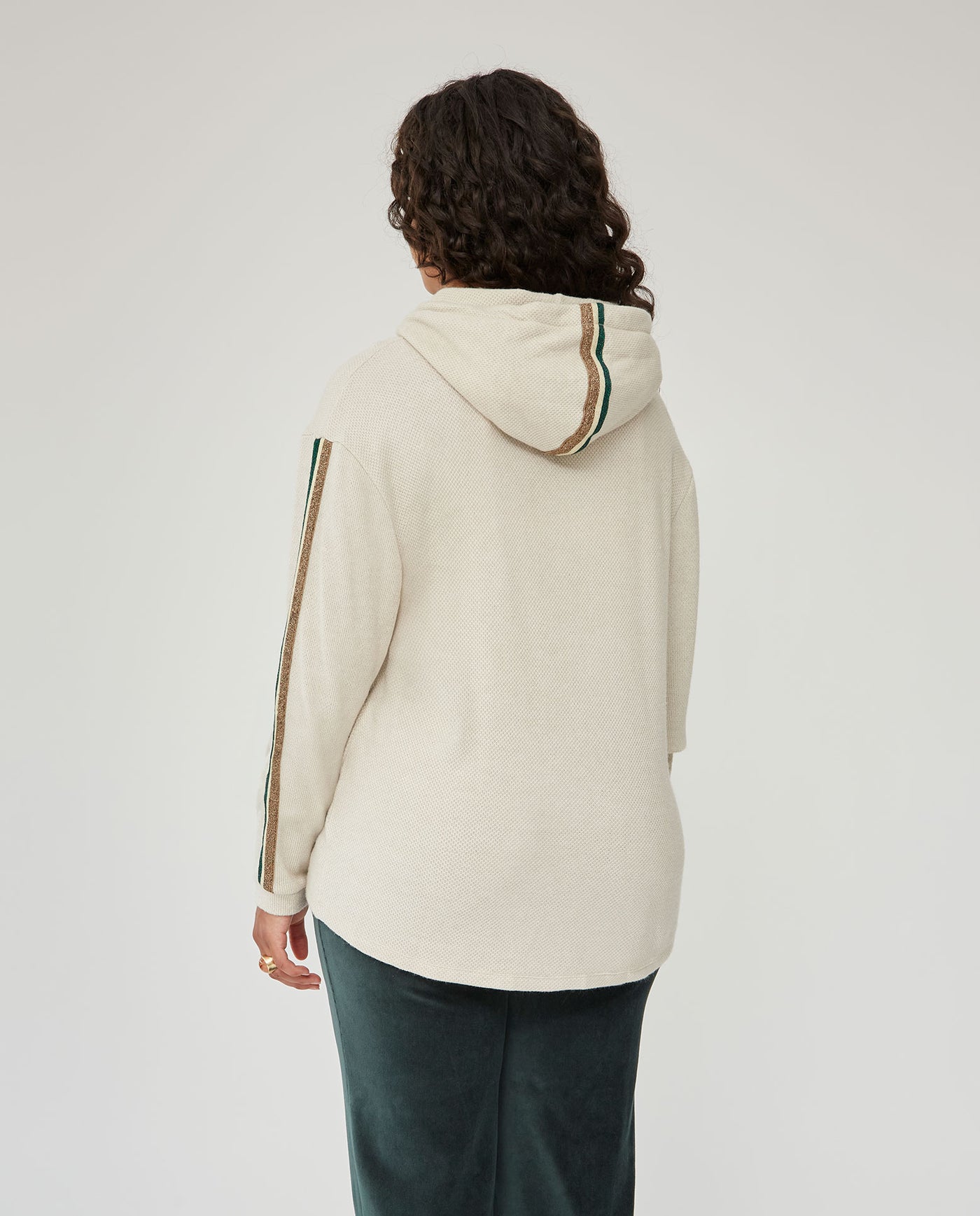 Sueter Con Capucha Y Detalle Etnico En Mangas Y Hombro Beige