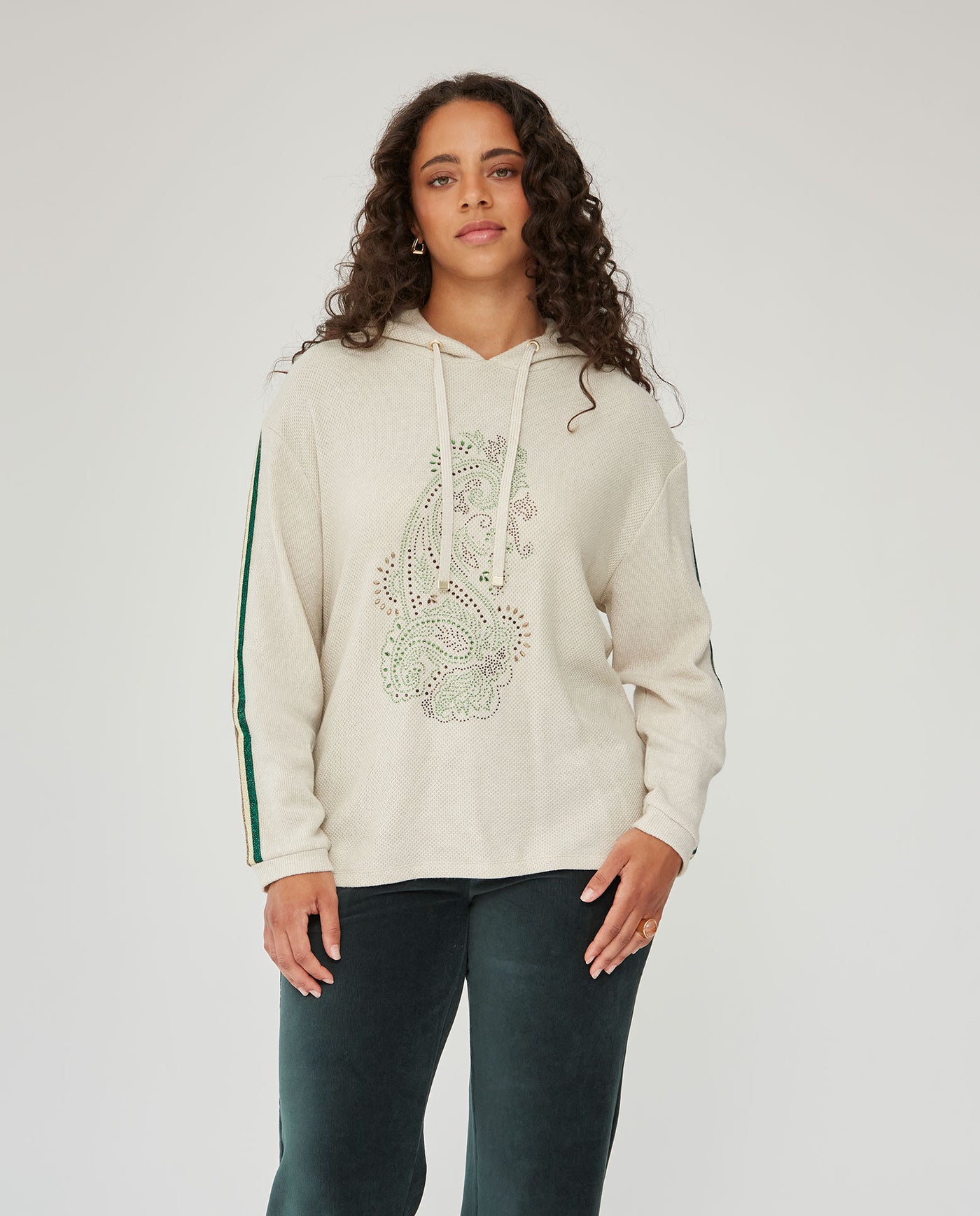 Sueter Con Capucha Y Detalle Etnico En Mangas Y Hombro Beige