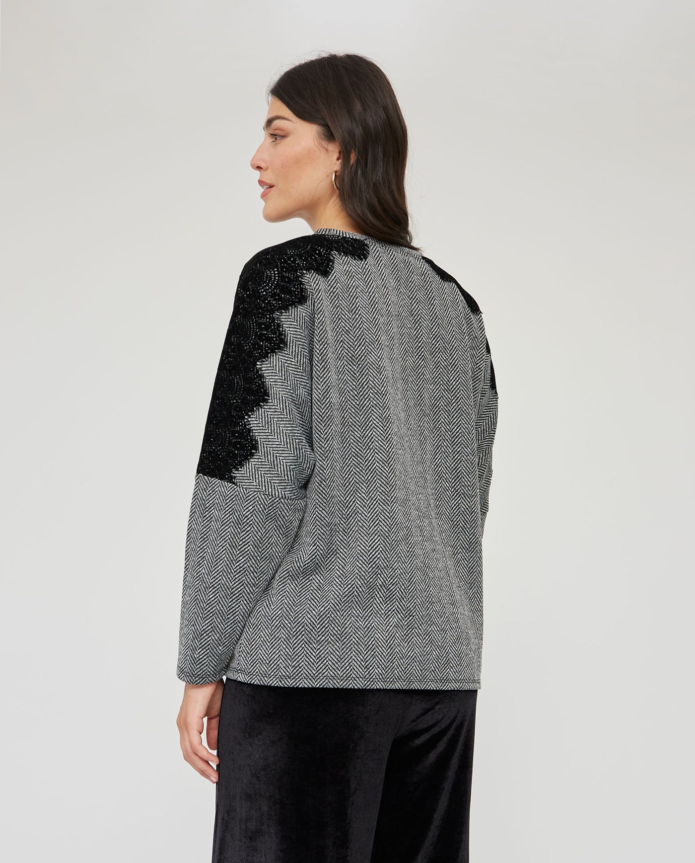 SUETER CUELLO ALTO COMBINADO CON ENCAJE GRIS OSCURO