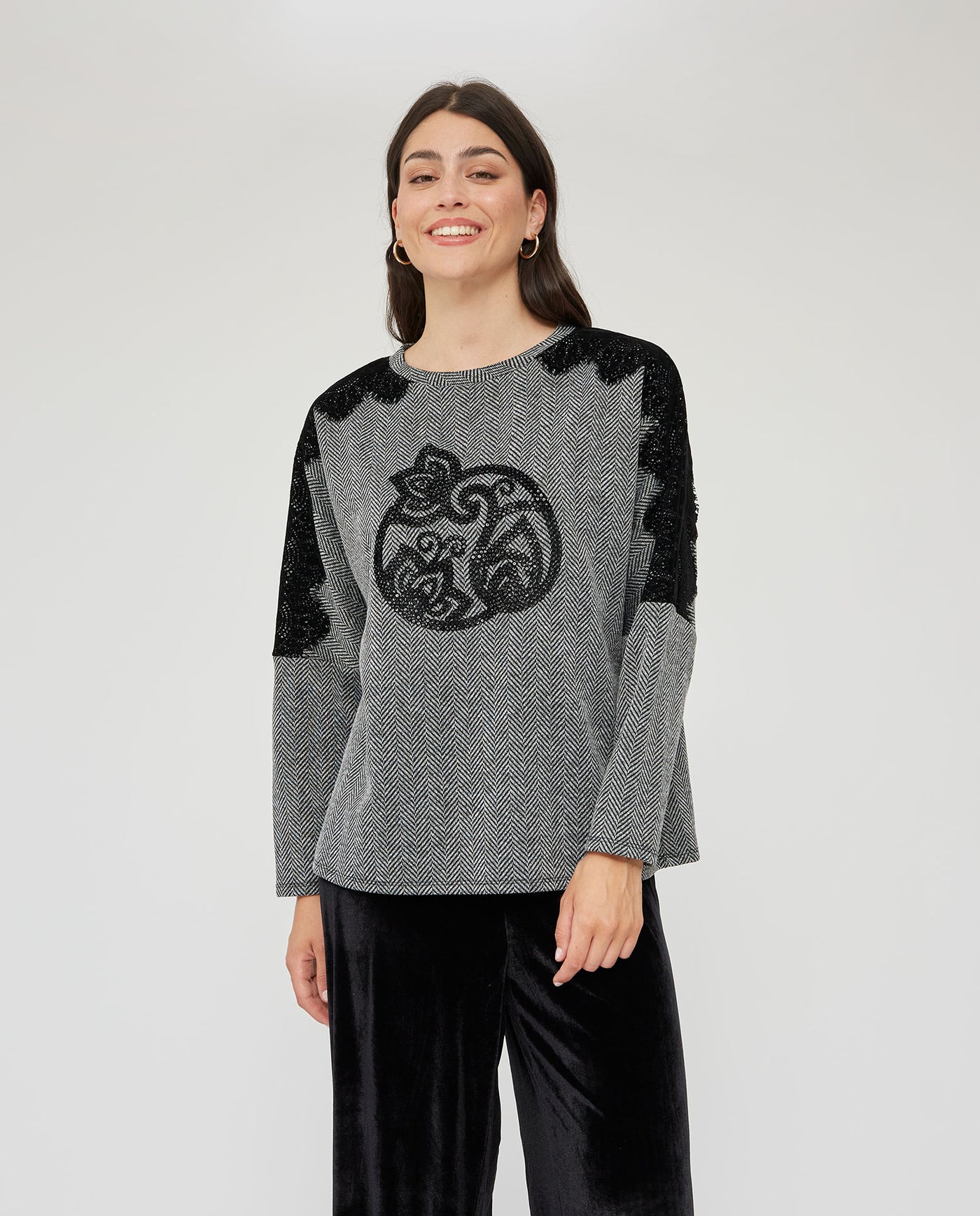 SUETER CUELLO ALTO COMBINADO CON ENCAJE GRIS OSCURO