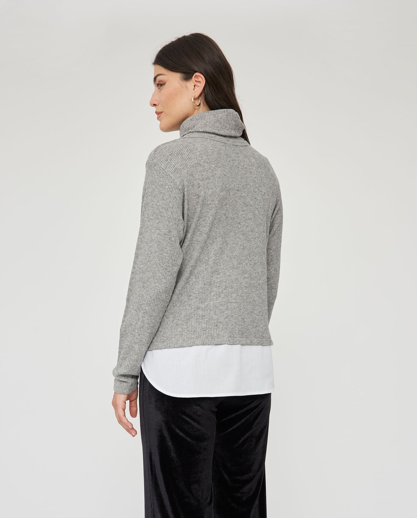 SUETER CUELLO SUBIDO CON FALDON  GRIS