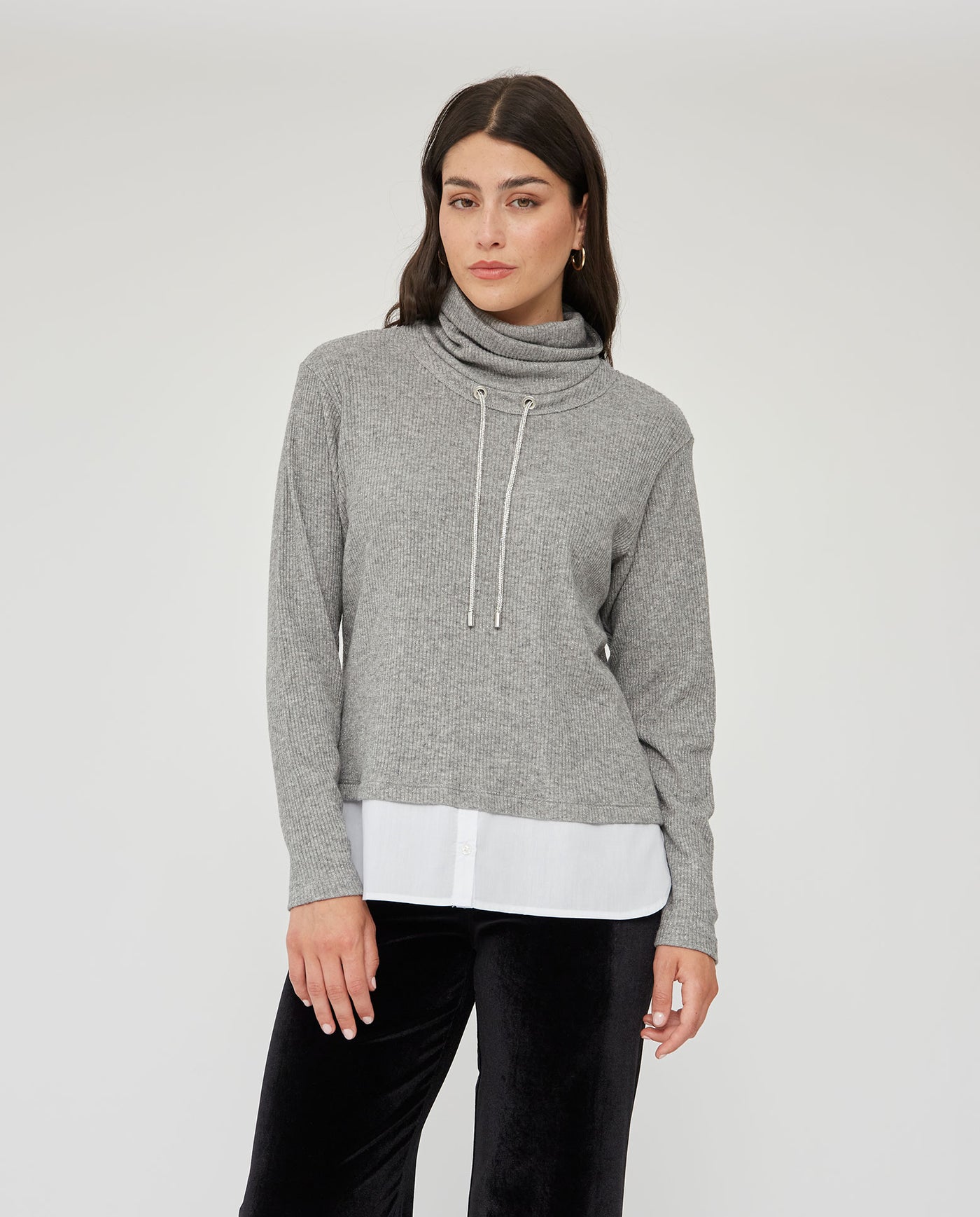 SUETER CUELLO SUBIDO CON FALDON  GRIS