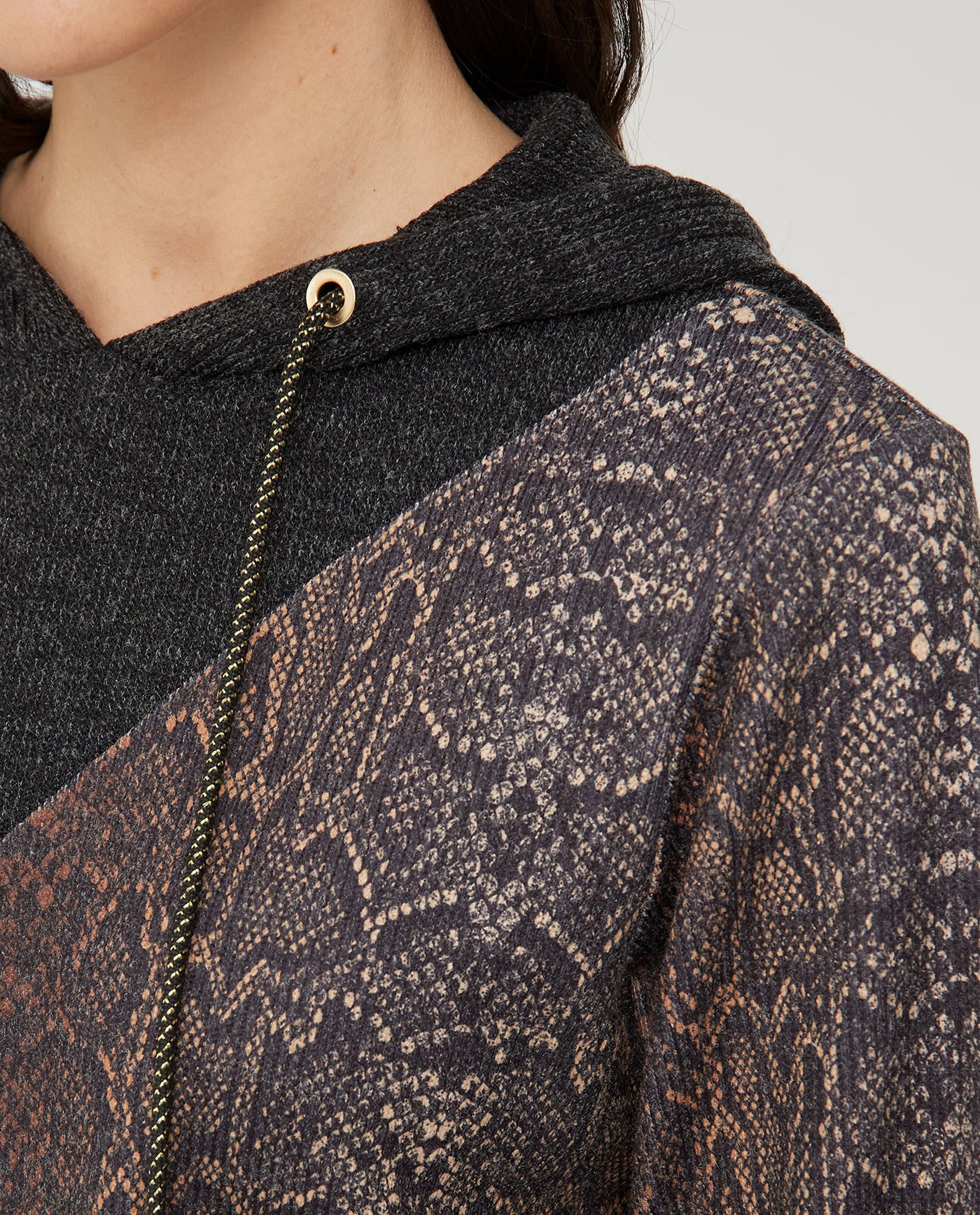 SUETER ESTAMPADO ANIMAL CON CAPUCHA CONTRASTE  NEGRO