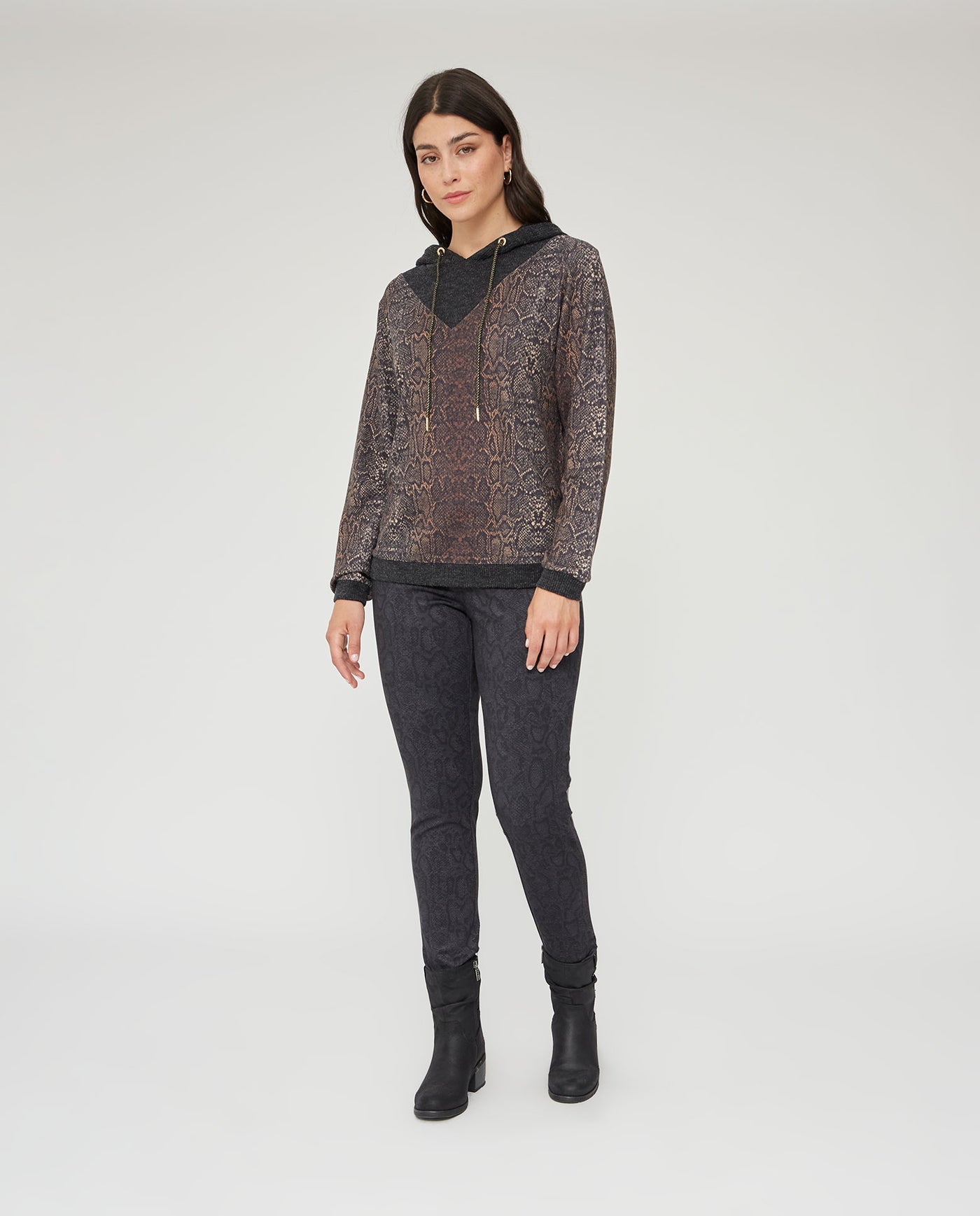 SUETER ESTAMPADO ANIMAL CON CAPUCHA CONTRASTE  NEGRO